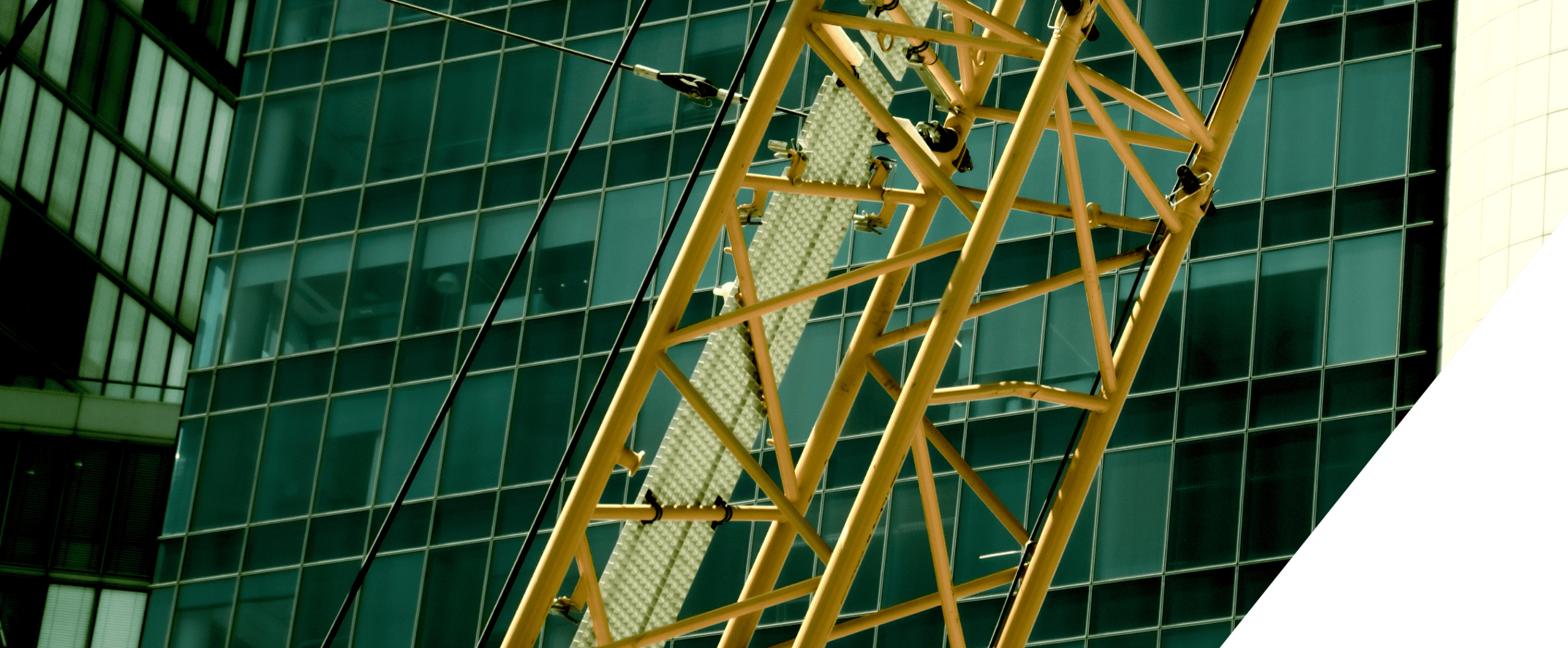 Los adicionales en edificaciones corporativas no nacen en obra. Nacen en la mesa de diseño.